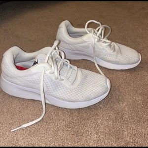 White Nike Tanjun Women’s Sneakers